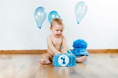 Bebé Celebrando Su Primer Cumpleaños Con Pastel Gourmet Y Ba Foto Gratis