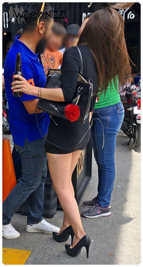 Chica Ense Ando Sexys Piernas En Mini Vestido Mujeres Bellas En La Calle
