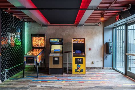 Downtowns Secretive 80s Bar Is The Perfect Throwback Hang Bar