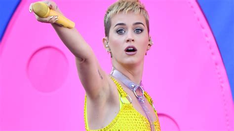 Miley Cyrus Claims Katy Perrys Song I Kissed A Girl Is About Her