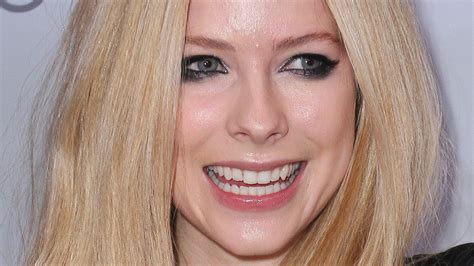 Avril Lavigne Cries Over Doctors Who Called Her Crazy Lyme Disease Exists La Times