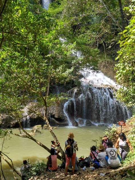 Kami dapat melihat banyak ikan kecil. Air Terjun Lapopu, Air terjun tertinggi yang ada di Sumba ...