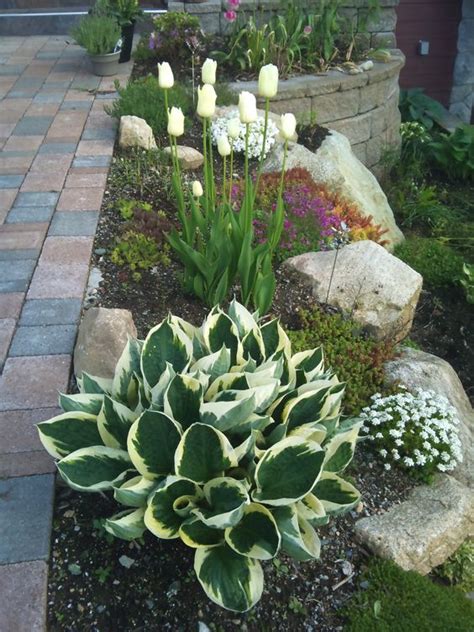 These ideas for landscaping with stone mulch you can use in your flower beds are the best! 15 Impressive Small Flower Garden Ideas