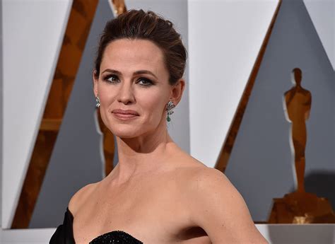 Jennifer Garner Joked To Paparazzi That Shes Dating Brad Pitt And Hey We Could Actually See