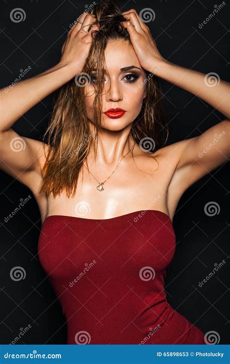 heet jong vrouwenmodel met sexy heldere rode lippenmake up sterke wenkbrauwen schone glanzende