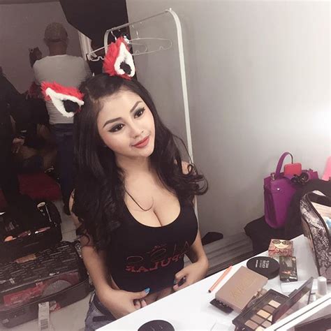 Tania Ayu Siregar Selfie Model Cantik Seksi Hot Bah ZONA ARTIS LAGI