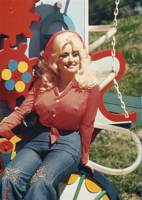 20 Beautiful Portrait Photos Of Dolly Parton In The 1970s ~ Vintage