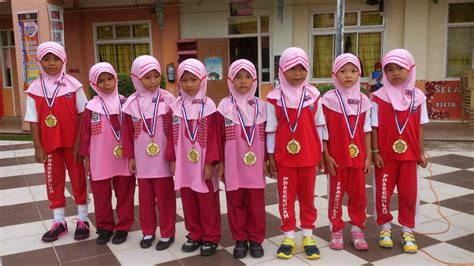 Prasekolah Sk Padang Mengkuang Penyampaian Hadiah Kepada Pemain Bola