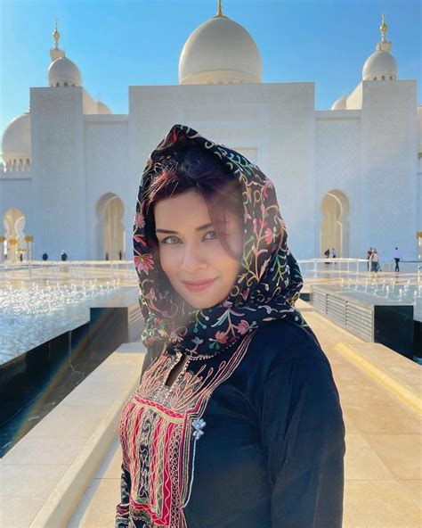 9 Potret Avneet Kaur Di Abu Dhabi Mampir Ke Masjid Agung