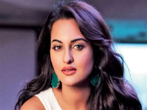 Actress Sonakshi Sinha S Troubles Increased Moradabad Court Summoned For Fraud Warrant Issued