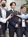 雙手上銬被警方拘留 劉亞仁坦承吸毒：很後悔 - 20230525 - 娛樂 - 每日明報 - 明報新聞網