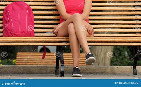 gambe di seduta della ragazza fotografia stock immagine di piedini femmina 94566096