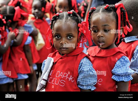 Enfants Portant L Uniforme Scolaire Dans Une école Maternelle à Léogâne Haïti Caraïbes