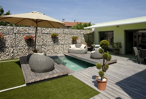 Entourez votre piscine avec des beaux végétaux, décorez avec des grandes pierres et créez votre coin paradis. amenagement jardin 200m2 avec piscine