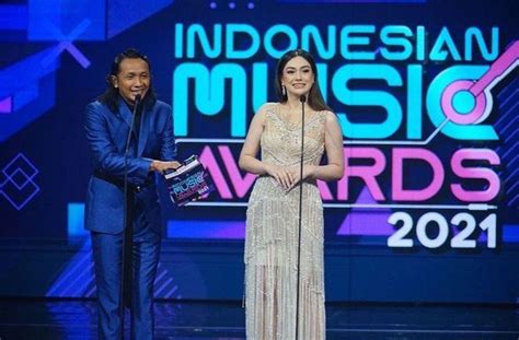 12 potret adu gaya artis di indonesian music awards 2021 siapa paling oke