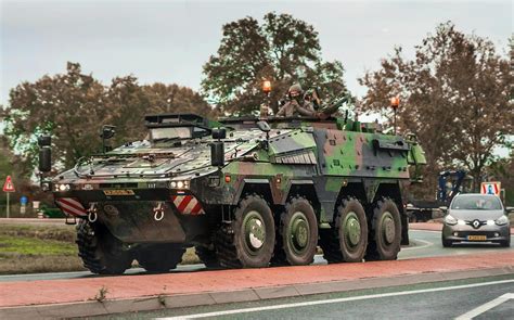 gevaarte van de koninklijke landmacht trekt de aandacht in nijeveen pantservoertuig zet koers