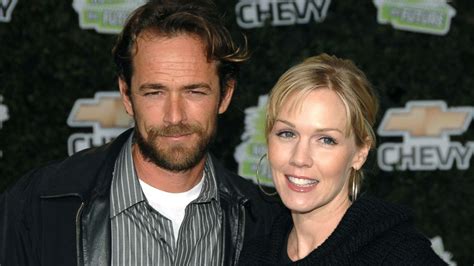 Jennie Garth Tells Trolls She Doesn T Need To Pay Tribute To Luke Perry