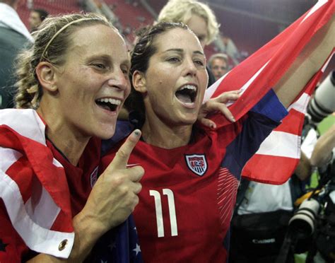 Julie Foudy Salutes Sisterhood As Uswnt Departs For World Cup Los Angeles Times