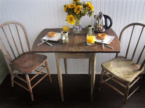 Small kitchen table speak a lot about you as an individual and as a family. Chubby Junk: Two Person Dining Set/Dining Table and Chairs