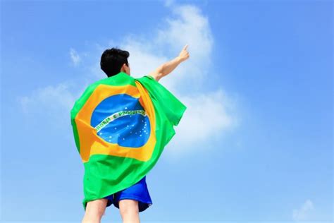 Homem Segurando Bandeira Brasileira Fotografias De Stock