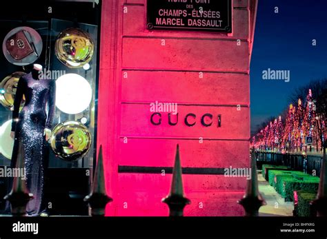 Red Light Gucci Sign Name Mannequin Dress Fashion Style Immagini E