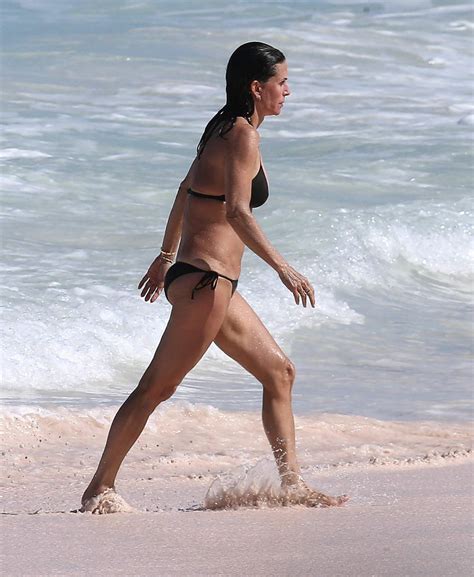 Courteney Cox In Bikini On The Beach In Bahamas Hawtcelebs The