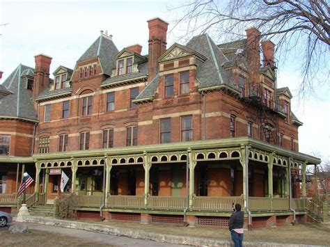 Hotel Florence in Pullman, Illinois - the window ornamentation