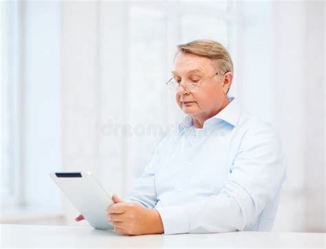alter mann mit tablet computer zu hause stockbild bild von sozial schwerpunkt 37451015