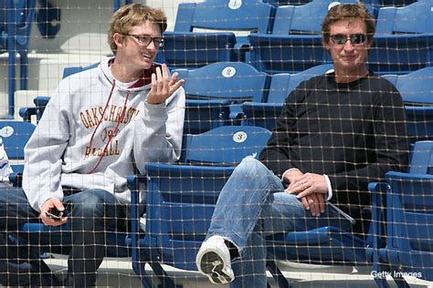 Legendaren wayne gretzkys pappa har dött och sörjs av många stora profiler. Wayne Gretzky negotiated son Trevor's deal with Chicago ...