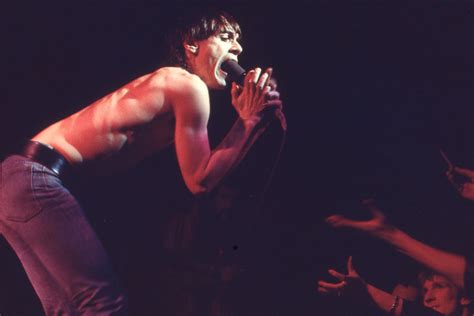 Iggy pop, nome artístico de james newell osterberg (muskegon, 21 de abril de 1947), é um músico de rock dos estados unidos, além de ator ocasional. Iggy Pop | Start