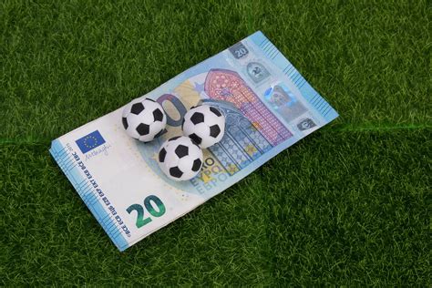 20 Euro Banknote With Soccer Balls On Green Grass Creative Commons Bilder