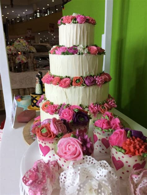 Jan 09, 2020 · rainbow buttercream piping adorns pastel chocolate shards. Buttercream flower cakes #3: My first multi-tiered floral ...