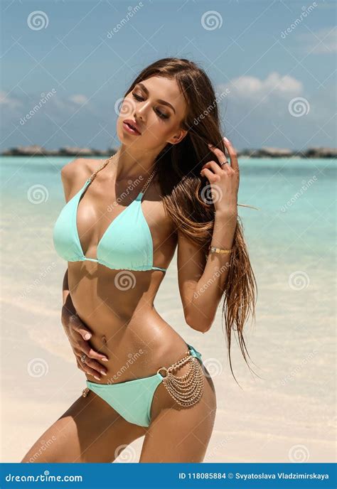 Сексуальная девушка с темными волосами в элегантном пляже одевает ослабляющ на M Стоковое Фото
