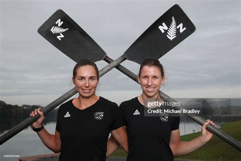 Womens Double Scull Hannah Osborne And Brooke Donoghue Pose For A