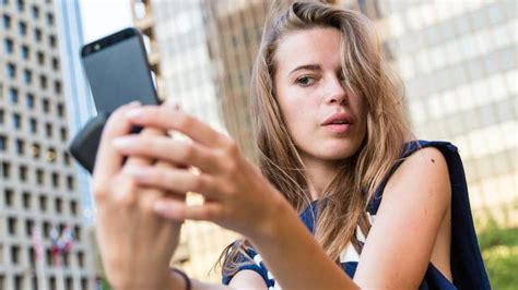 Selfie Craze Doctors Link Smartphone Snaps With Mental Illness Al