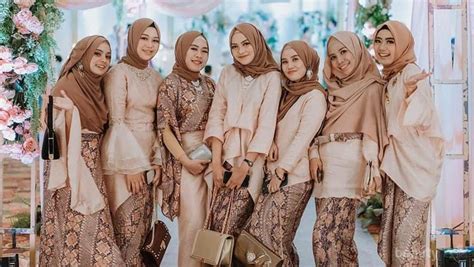 Nah, ini dia beberapa inspirasi kebaya dari istri pesohor tanah air. Kebaya Modern Simple Tapi Mewah untuk Inspirasi Bridesmaid