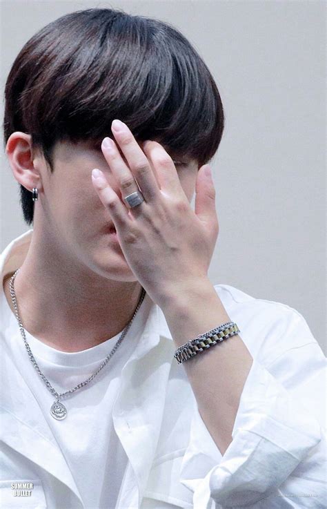 √ Kpop Idols With Pretty Hands