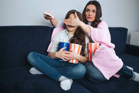 Shocked Padre E Hijo En Cine Banco De Fotos E Imágenes De Stock Istock