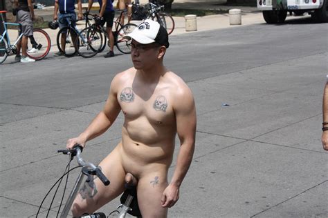 Foto De Ciclistas Desnudos Celebrando El World Naked Bike Ride Day Cromosomax