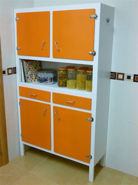 Mesa estilo industrial vintage en madera thiner beam. Cómo restaurar una antigua alacena | Alacenas antiguas ...