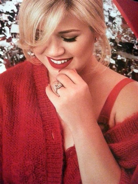 Kelly Clarkson S Wrapped In Red Photoshoot Kelly Clarkson Photoshoot Inspiration Pretty