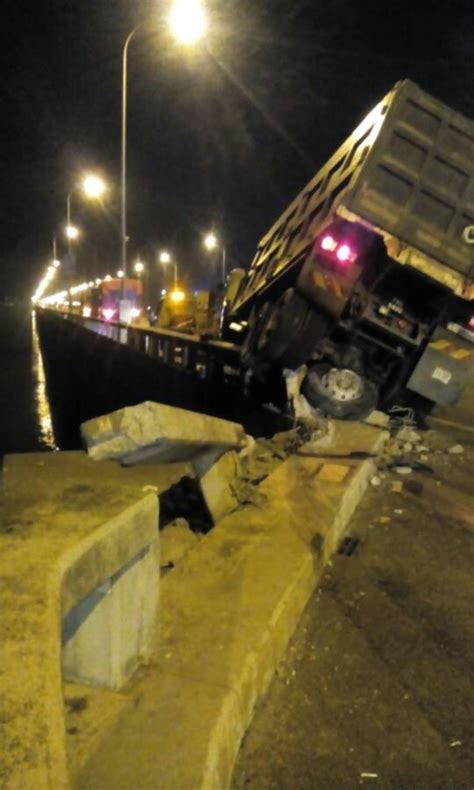 The accident occurred at 2.54am on sunday along km4 of the bridge linking penang island with the mainland side of the malaysian state, malaysian media reported. Morning rush hour brought to a standstill by overturned ...