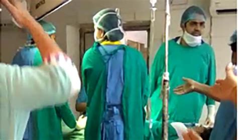 video doctors fight in operation theatre woman loses newborn डॉक्टर्स बने हैवान जोधपुर में