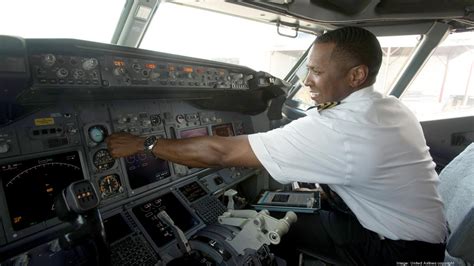 United Airlines Says It Will Train 5000 Pilots Half To Be Women People Of Color Chicago