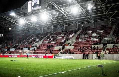 De huidige club ontstond in 2001 door een fusie tussen zultse vv en ksv waregem. Stadion SV Zulte Waregem » Zinkinfo NL