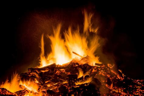 Fotos Gratis Madera Llama Fuego Hoguera Quemar Fuego De Pascua