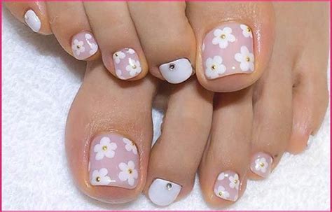 Deja que estos luzcan delicados y suaves con esta decoración de uñas para los pies. Diseños de uñas con flores - UñasDecoradas CLUB | Diseños de uñas pies, Uñas manos y pies, Arte ...