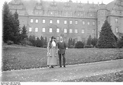 Bundesarchiv Bild 102-00210, Kronprinz Wilhelm und Gattin vor Schloss ...