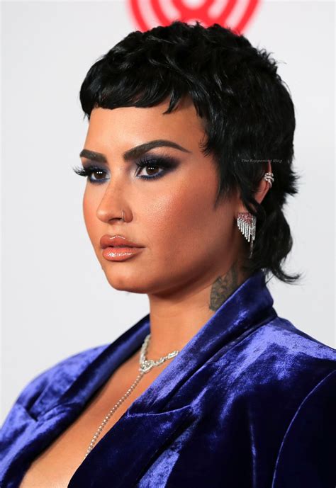Demi Lovato Shows Off Nice Cleavage At The 2021 פרסי המוזיקה של Iheartradio 53 תמונות