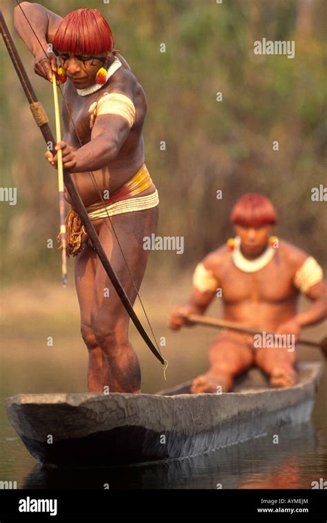 Xingu Selva Amazónica Brasil Yaulapiti Indígenas Indios En Canoa La